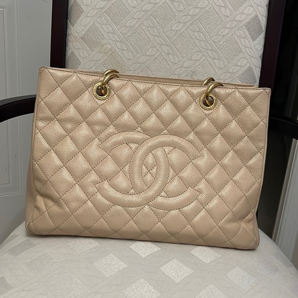 Chanel leather purse - Picture 1 of 9